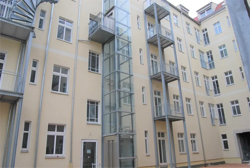 Zeitmietvertrag! Komplett sanierte 2-Zimmer-Wohnung mit Balkon! — photo 1